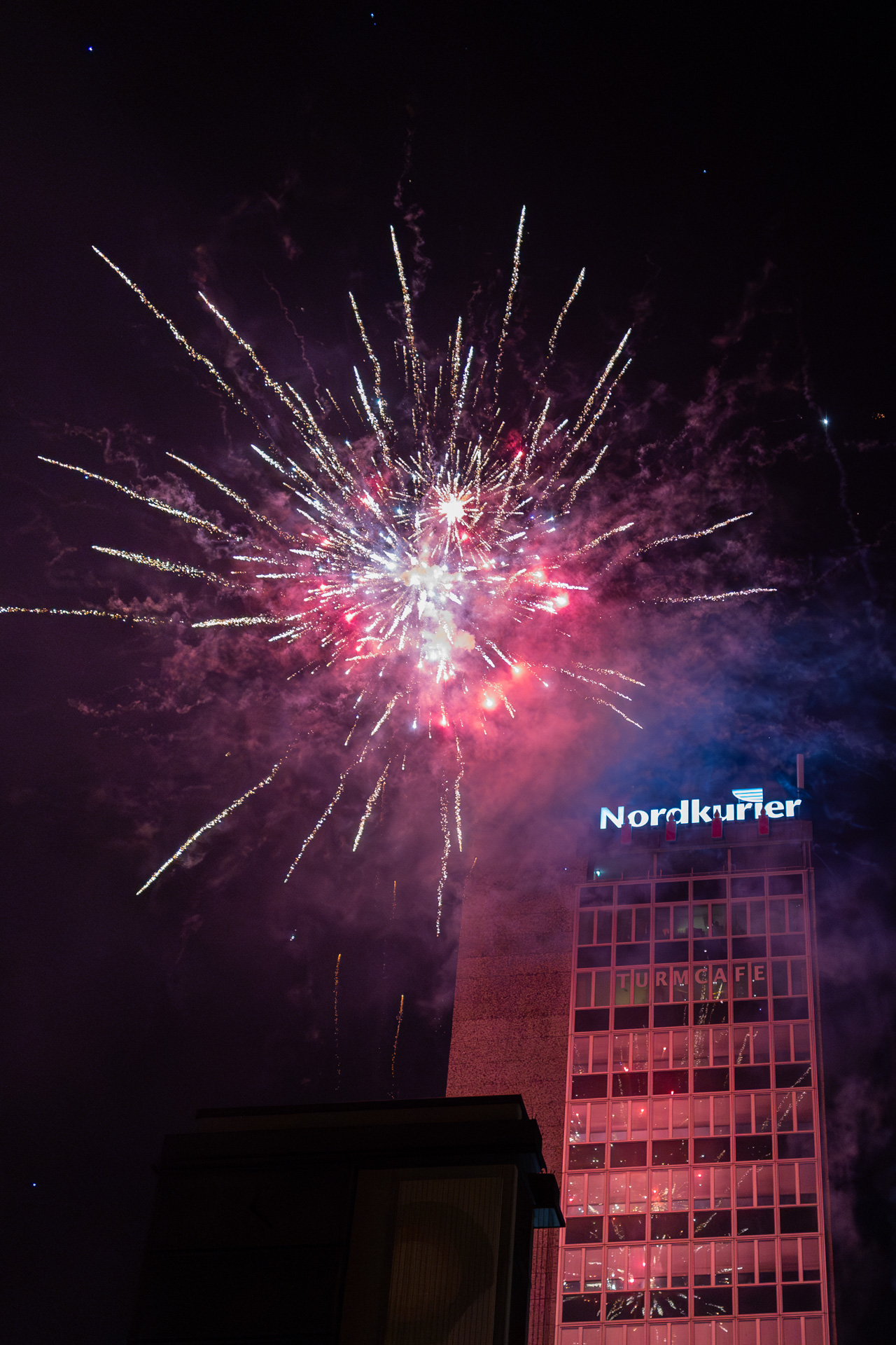 Feuerwerk vorm HKB Turm am Marktplatz Neubrandenburg